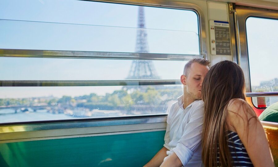 Coppia in viaggio in treno verso Parigi
