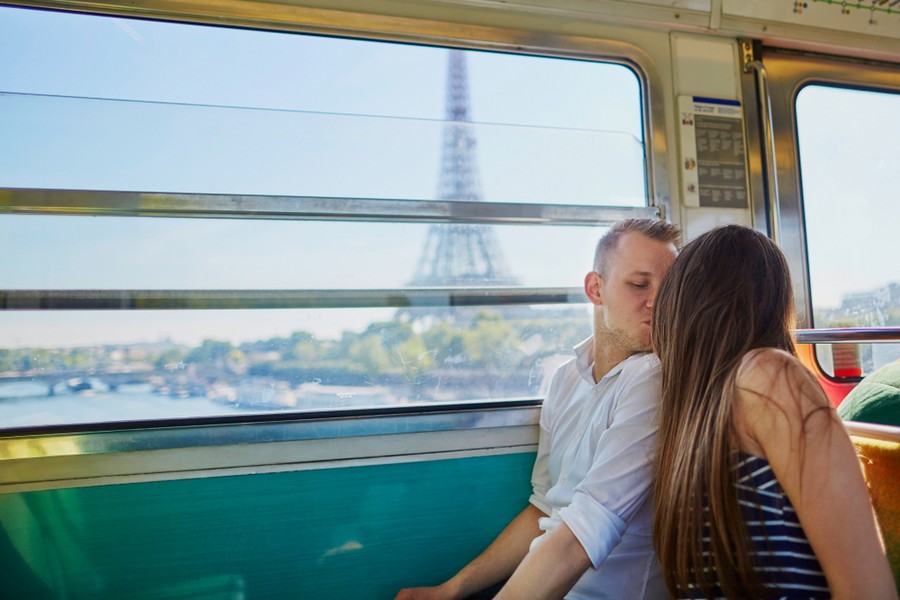 Coppia in viaggio in treno verso Parigi