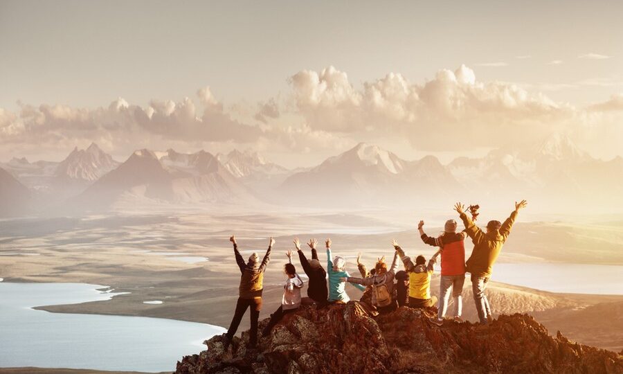 Gruppo di backpackers in viaggio