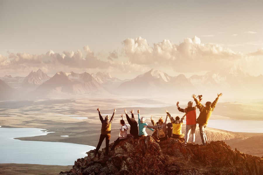 Gruppo di backpackers in viaggio