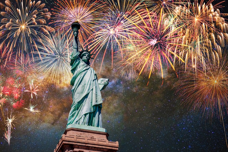 Statua della Libertà e fuochi d'artificio