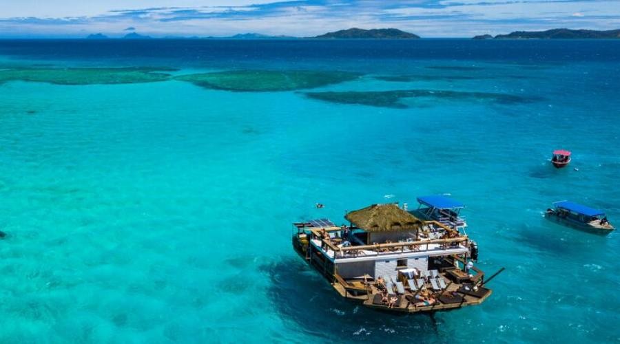 Famoso bar galleggiante tra le isole Fiji
