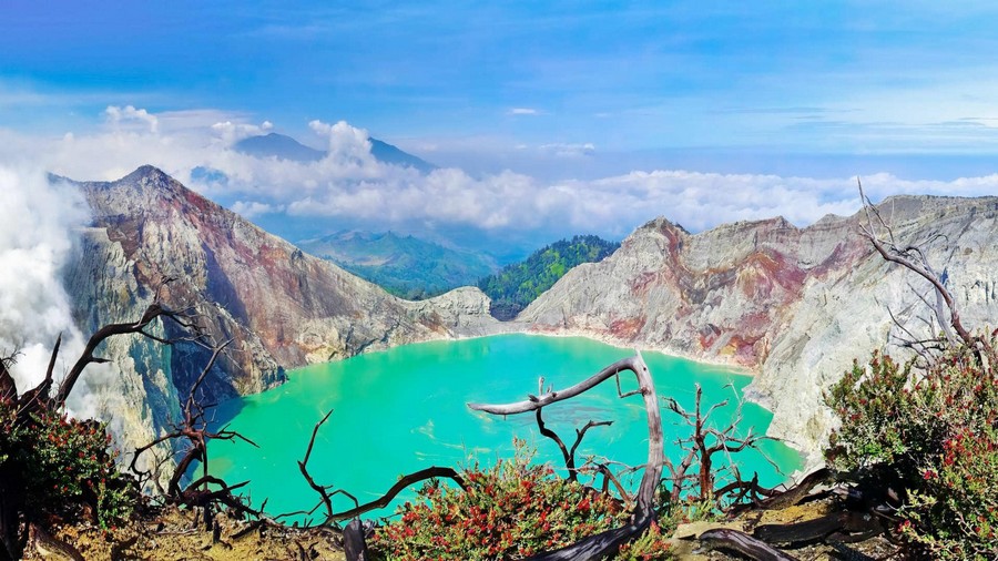 Lago nel cratere del vulcano Ijen – Java, Indonesia