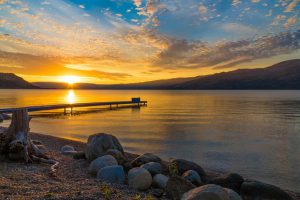 Lago Okanagan al tramonto