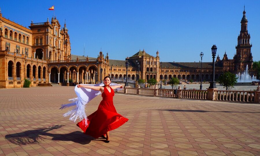 Danzatrice di flamenco in Plaza de Espana a Siviglia