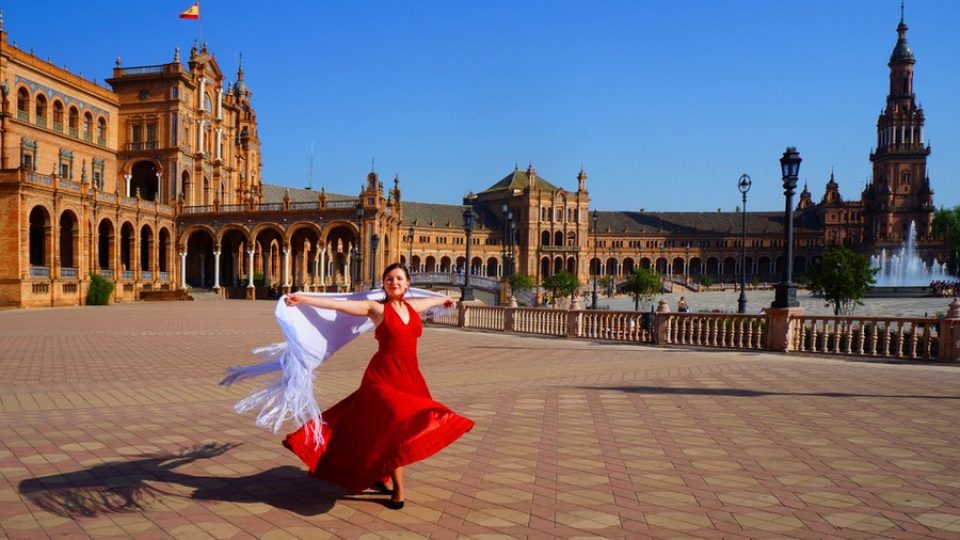 Danzatrice di flamenco in Plaza de Espana a Siviglia