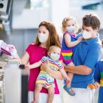 Famiglia allegra in aeroporto, in partenza