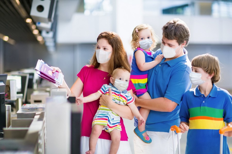 Famiglia allegra in aeroporto, in partenza