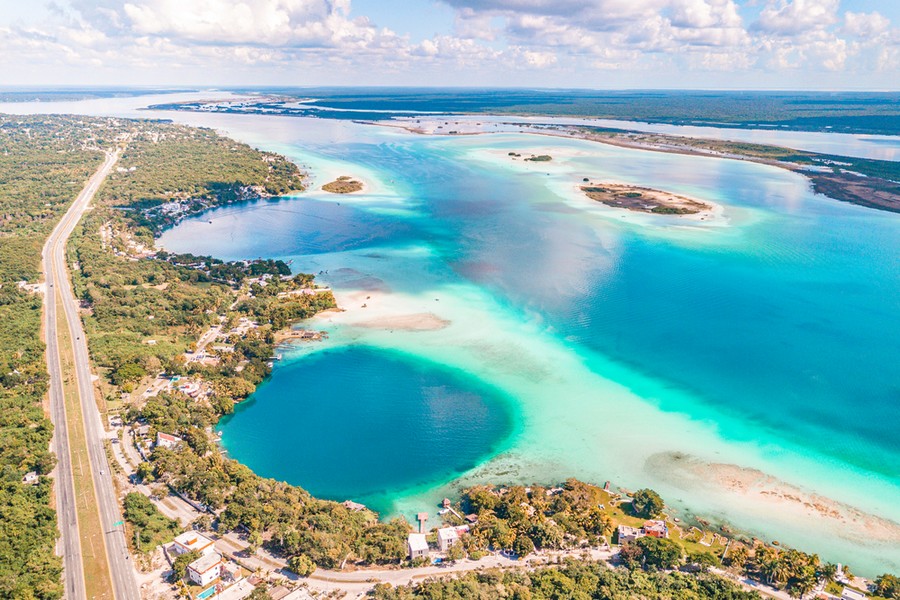 Veduta aerea della Laguna di Bacalar (Messico)