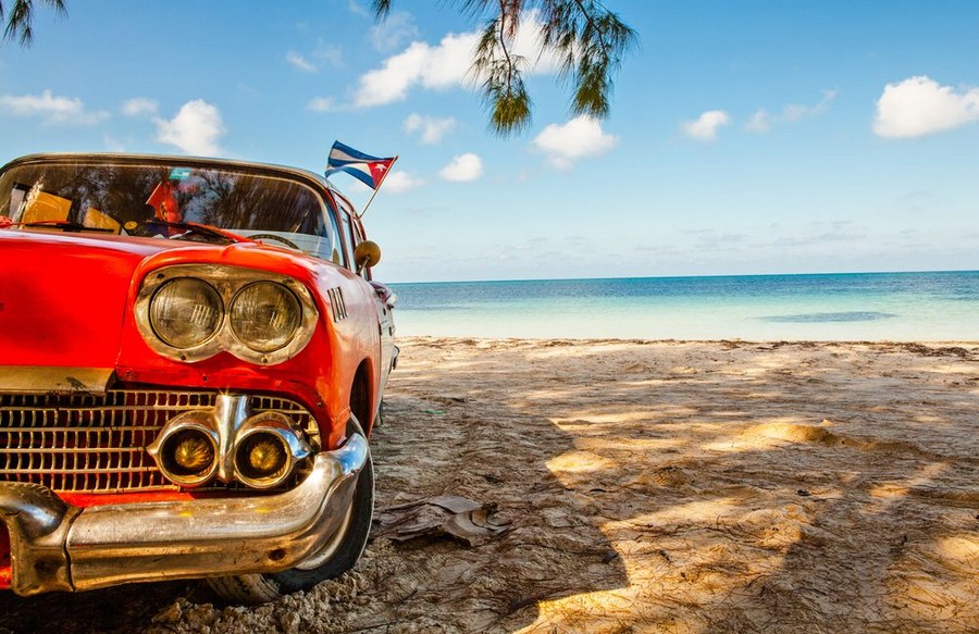 Auto d'epoca con bandiera di Cuba