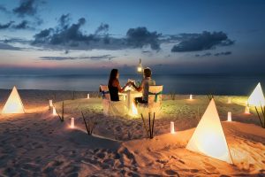Romantica cena su una spiaggia delle Maldive