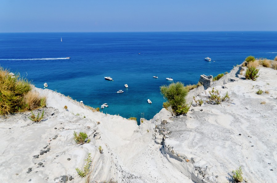 Spiaggia Bianca a Lipari vista dall'alto