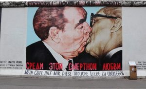 Il "Bacio" sulla East Side Gallery a Berlino