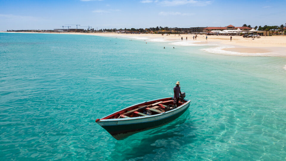 Barca pescatore tradizionale a Santa Maria in Sal Island a Capo Verde363111110